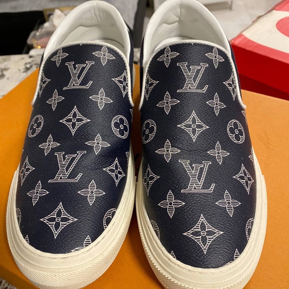 Louis Vuitton - Picture 2 of 4
